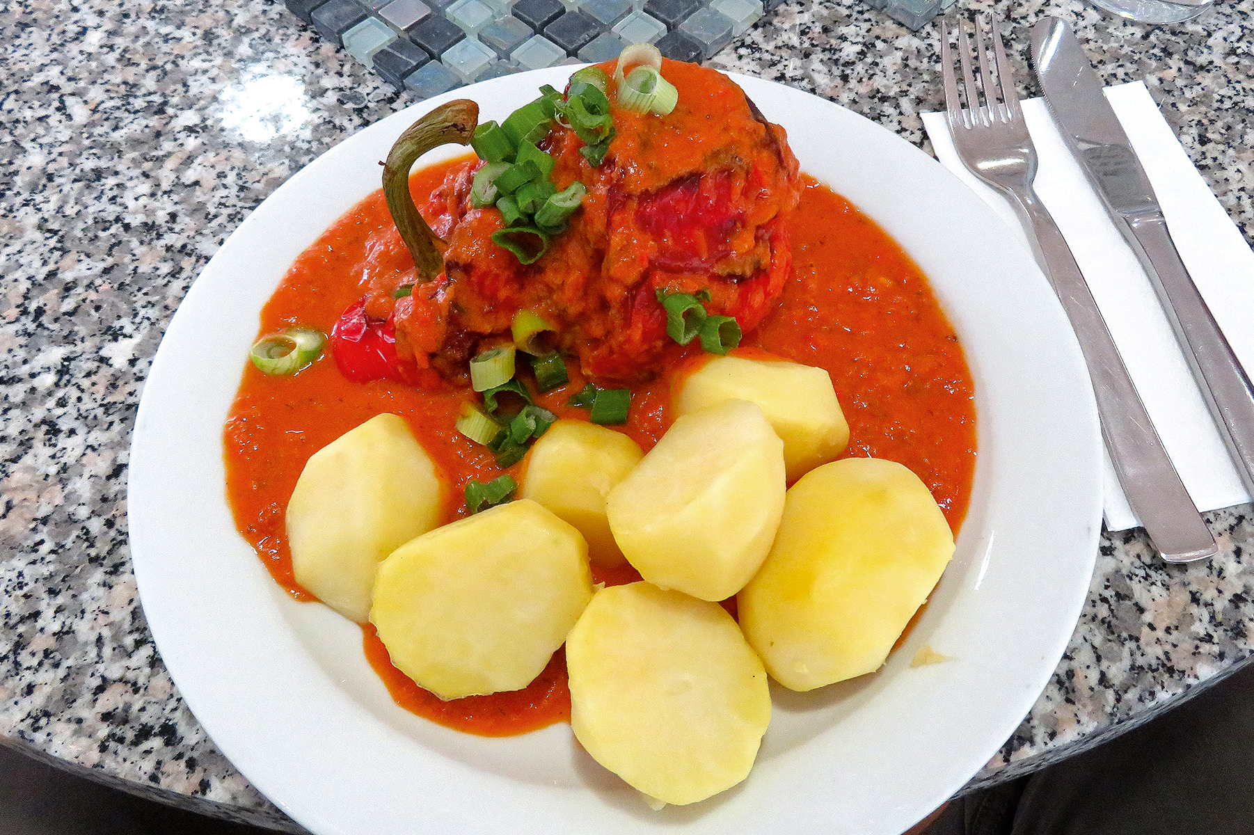 Cantina Chez Elsa – Gefüllte Paprika mit Paprika-Sahne-Soße und Kartoffeln
