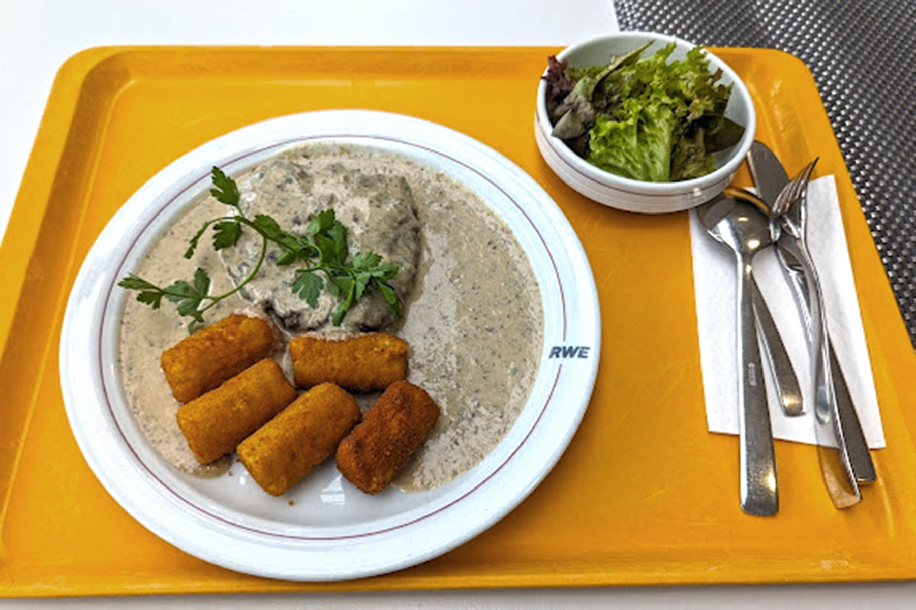 Cantina Chez Elsa – Hacksteak mit Kräuterrahmsaoße und Kroketten