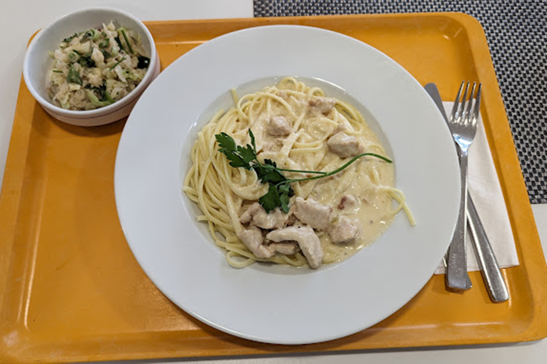 Cantina Chez Elsa – Pasta Linguine mit Hähnchenstreifen und Käse-Sahnesoße