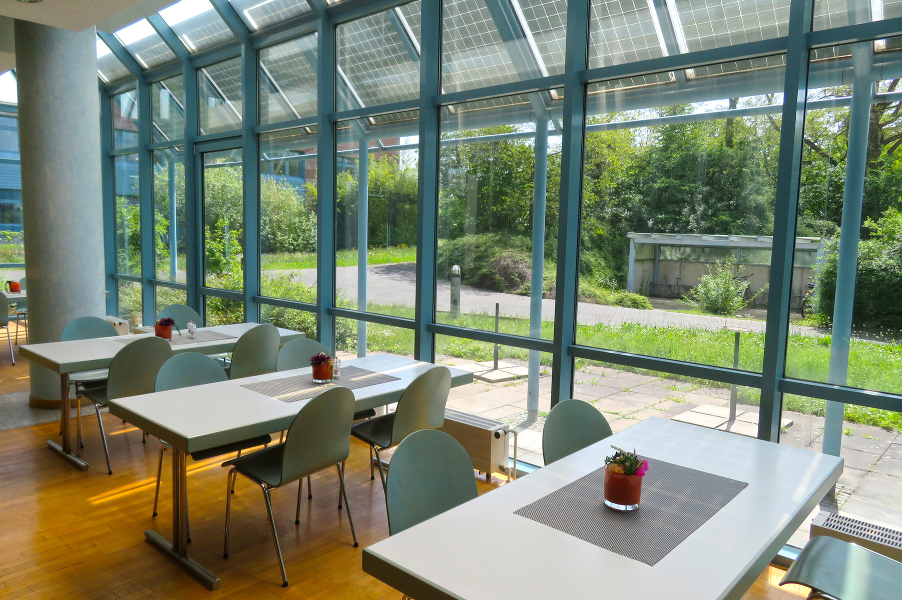 Cantina Chez Elsa – Sitzgruppe mit Blick ins Grüne