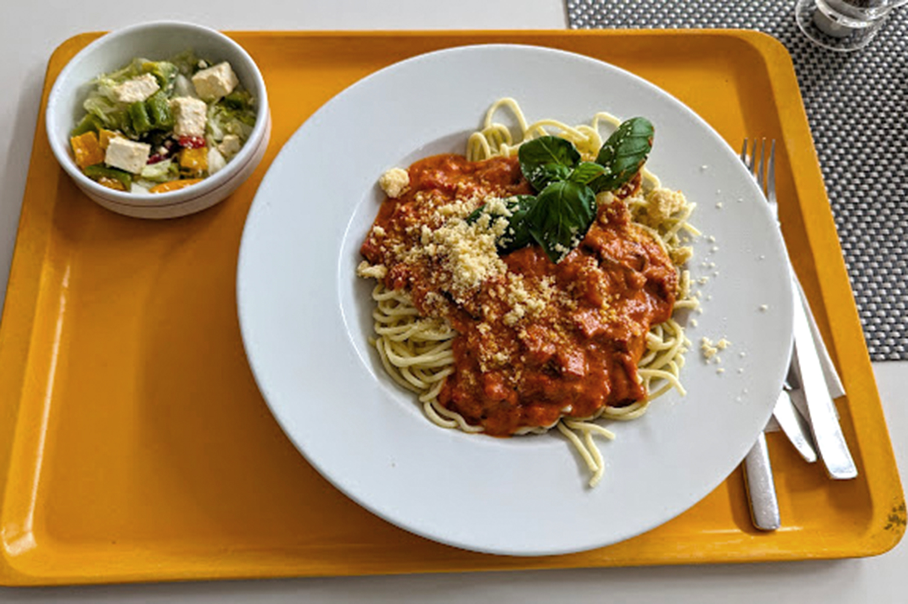 Cantina Chez Elsa – Spaghetti mit Tomatensoße und frischen Kräutern